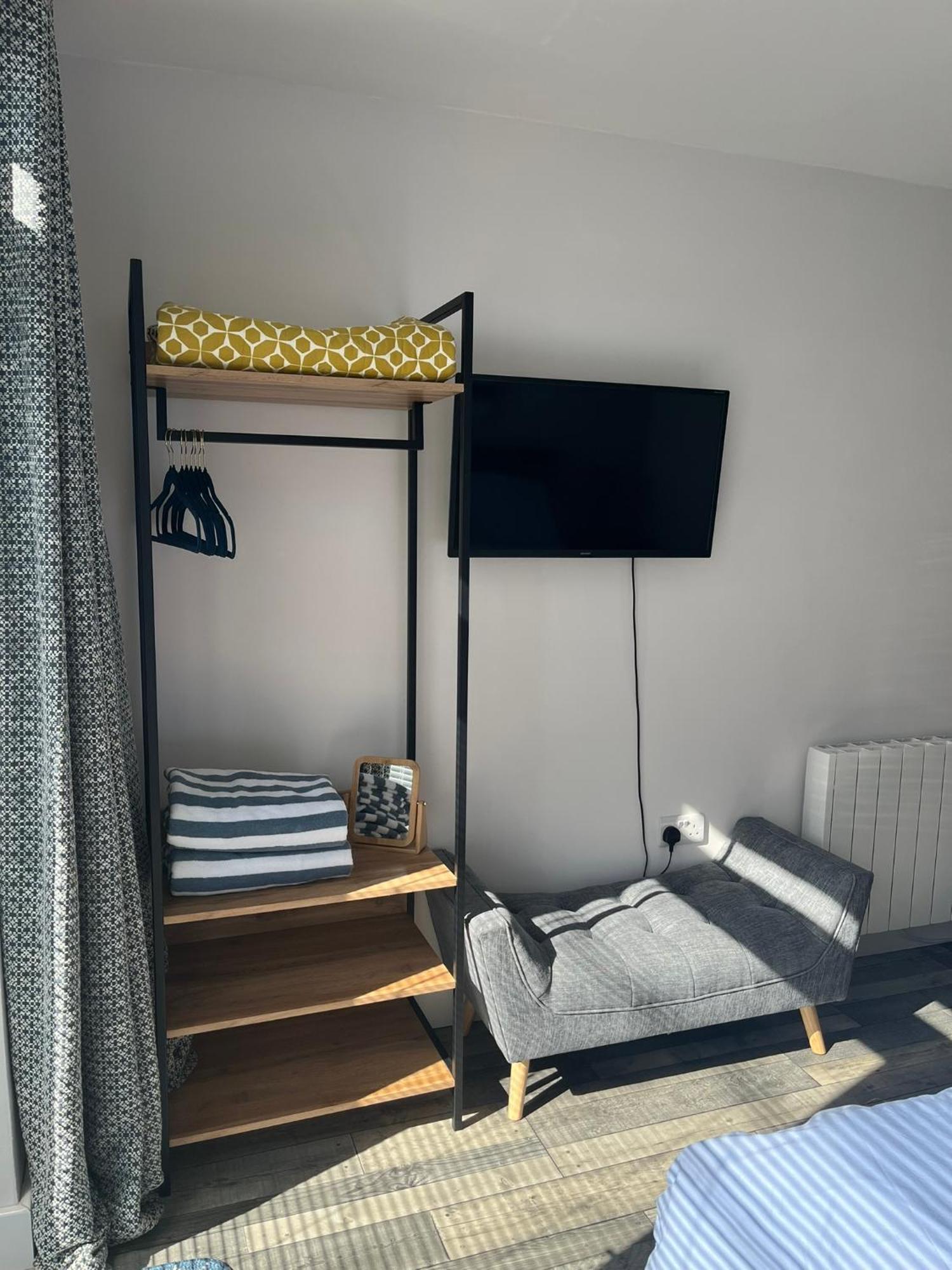 Entire Guest Suite In Four Mile Bridge, Rhoscolyn Valley Exterior foto